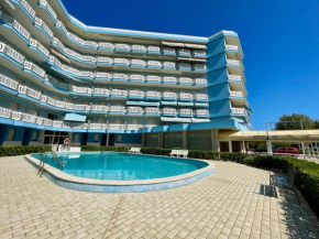 Bright wide flat, 130m from the beach with shared pool